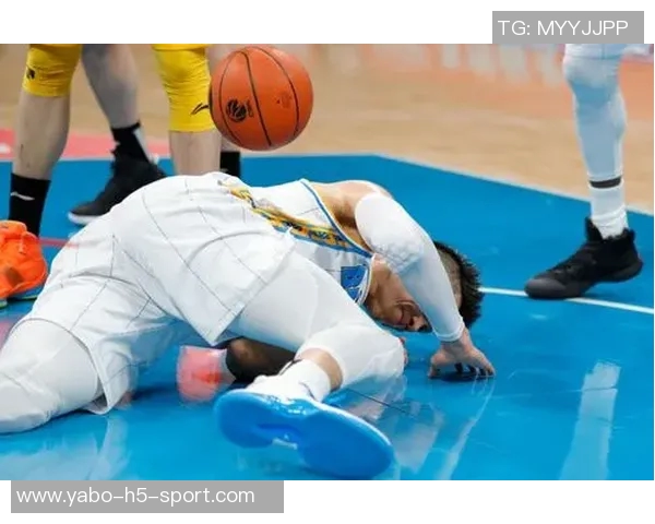 特伦特上篮受伤左小腿被搀扶回更衣室球迷心痛不已